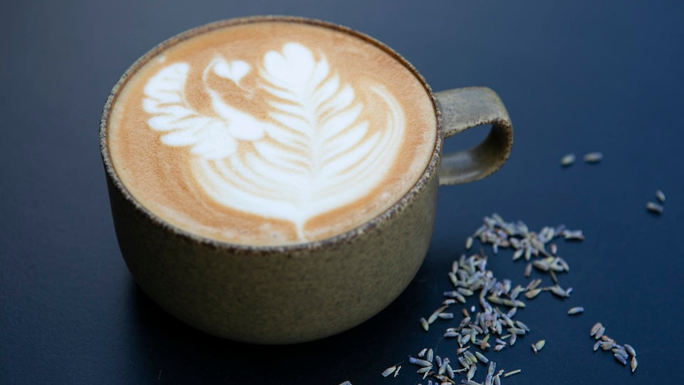 シーズナルメニュー:オーツラベンダーラテ